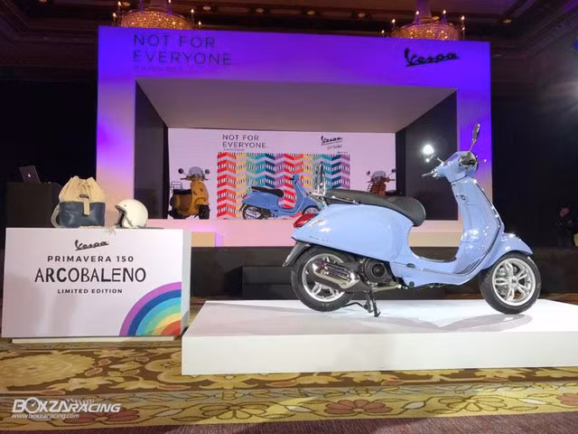 Sẽ chỉ có đúng 120 chiếc Vespa Primavera 150 Arcobaleno Limited Edition được sản xuất và bán ra tại thị trường Thái Lan với mức giá 123.900 Baht (tương đương 82,4 triệu đồng). Ngoài màu sơn, Vespa Primavera 150 Arcobaleno Limited Edition còn đi kèm hàng loạt phụ kiện chính hãng như mũ bảo hiểm màu trắng, ba-lô nỉ phối da...