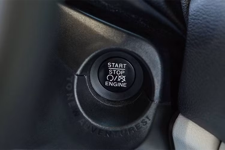 Jeep Renegade 2019 cũng được trang bị các hệ thống an toàn và hỗ trợ lái xe mới nhất của hãng bao gồm: Hệ thống Cảnh báo Chệch làn đường (Lane Departure Warning), nhận diện biển báo giao thông, cảnh báo va chạm phía trước, hệ thống phanh tự động khẩn cấp…