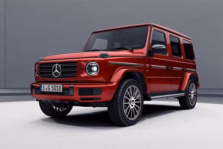 Vừa trình làng không lâu, Mẫu xe Mercedes-Benz G-Class 2019 thế hệ mới lại được hãng xe Đức phát hành thêm gói trang bị Night Package. Với gói tùy chọn này, lần đầu tiên chiếc siêu xe địa hình G-Class phiên bản 2019 đã được xuất hiện với sắc đỏ nổi bật.