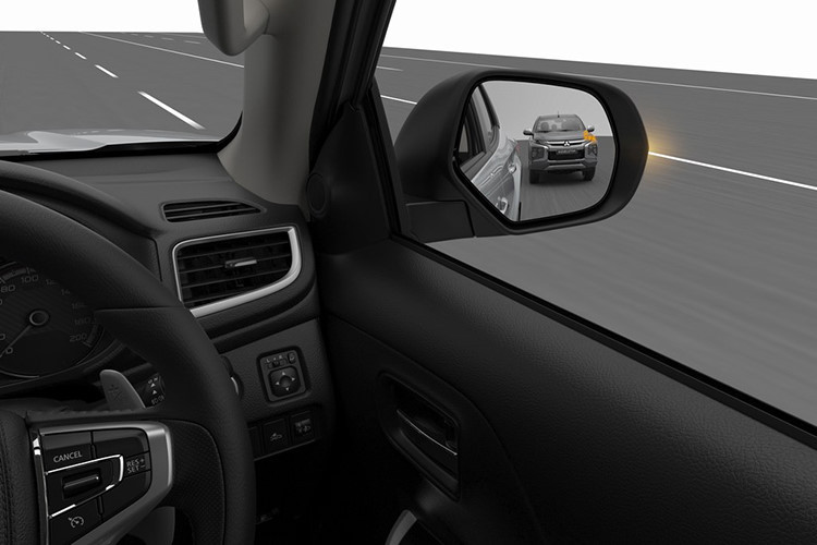 Xe cũng được trang bị vô lăng tích hợp phím chức năng và lẫy chuyển số thể thao, hệ thống thông tin giải trí tương thích DVD/MP3 với màn hình cảm ứng, hệ thống kết nối Bluetooth, điều hòa tự động 2 vùng, hệ thống khóa thông minh, nút bấm khởi động máy, ghế bọc da màu đen, ghế lái chỉnh điện 8 hướng, 2 cổng USB ở hàng ghế sau, âm thanh 6 loa.