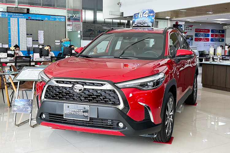 Cái tên gây bất ngờ trong top 10 mẫu ôtô bán kém nhất Việt Nam tháng 4/2024 chính là Toyota Corolla Cross. Trong tháng 4/2024, Corolla Cross có doanh số chỉ 14 xe, giảm đến 82,5%. Tuy nhiên, mẫu SUV cỡ B này có doanh số thấp không phải vì ế mà vì hết xe đời cũ tại đại lý trong thời gian chờ phiên bản mới ra mắt.