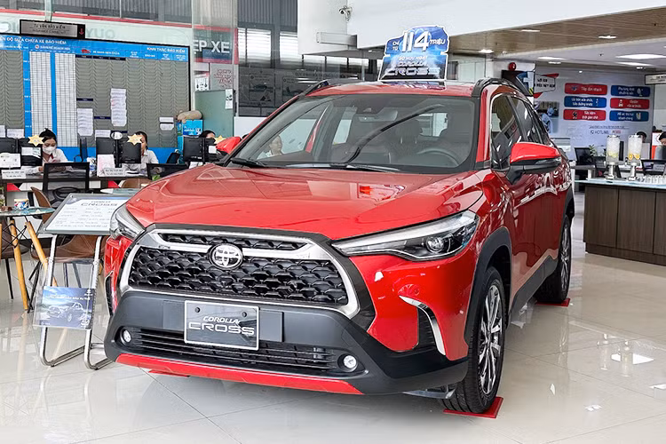 Cái tên gây bất ngờ trong top 10 mẫu ôtô bán kém nhất Việt Nam tháng 4/2024 chính là Toyota Corolla Cross. Trong tháng 4/2024, Corolla Cross có doanh số chỉ 14 xe, giảm đến 82,5%. Tuy nhiên, mẫu SUV cỡ B này có doanh số thấp không phải vì ế mà vì hết xe đời cũ tại đại lý trong thời gian chờ phiên bản mới ra mắt.