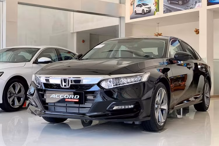 Mẫu xe ế chổng vớ tại Việt Nam trong tháng 4 vừa qua là Honda Accord với doanh số chỉ vỏn vẹn 5 chiếc. So với tháng liền trước, doanh số của mẫu sedan hạng D này giảm đến 54,5%. Doanh số cộng dồn của Honda Accord trong 4 tháng đầu năm nay mới đạt 36 xe.
