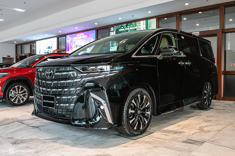 Xếp ngay phía sau Honda Accord là Toyota Alphard với doanh số 7 xe. Tuy nhiên, điều này cũng không có gì bất ngờ vì Toyota Alphard vốn không phải là mẫu xe dành cho số đông. Mẫu MPV hạng sang được mệnh danh "chuyên cơ mặt đất" này hiện có giá bán dao động từ 4,37 4,475 tỷ đồng cho 2 phiên bản.