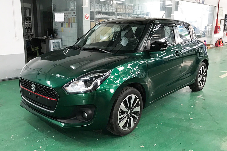 Xếp ở vị trí thứ 7 trong top 10 là Suzuki Swift với doanh số 23 xe, giảm 28,1%. Trong tháng 3/2024, mẫu xe hatchback hạng B này cũng là một trong những cái tên "ế" nhất Việt Nam.