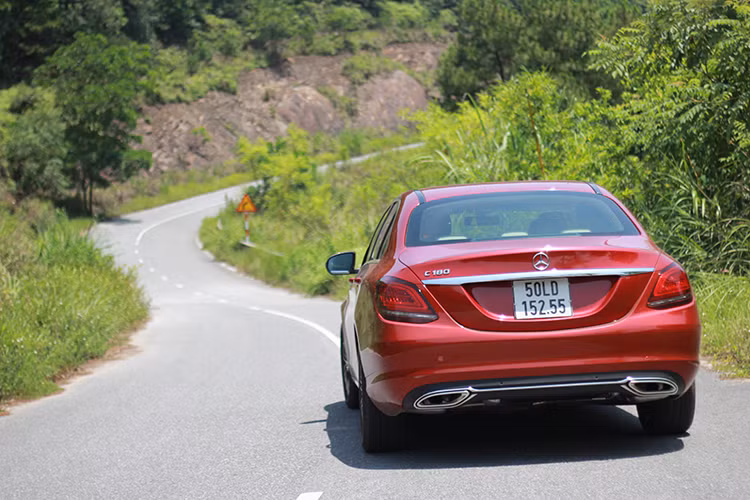 C180 sử dụng hệ thống treo trước kiểu xương đòn kép, hệ thống treo này có chi phí sản xuất, bảo dưỡng có chi phí cao hơn nhiều so với hệ thống treo trước như MacPherson nhưng bù lại hệ thống treo này giúp xe tối ưu độ bám khi ôm cua và giảm độ rung lắc nhiều khi vận hành trên đường gập ghềnh. Khả năng cách âm của xe cũng vẫn được đánh giá khá tốt trong phân khúc, tuy nhiên vẫn rất khó để loại bỏ tiếng ồn từ gầm lốp vọng lên do đặc trưng của dòng xe sedan cỡ nhỏ sử dụng lốp run-flat.