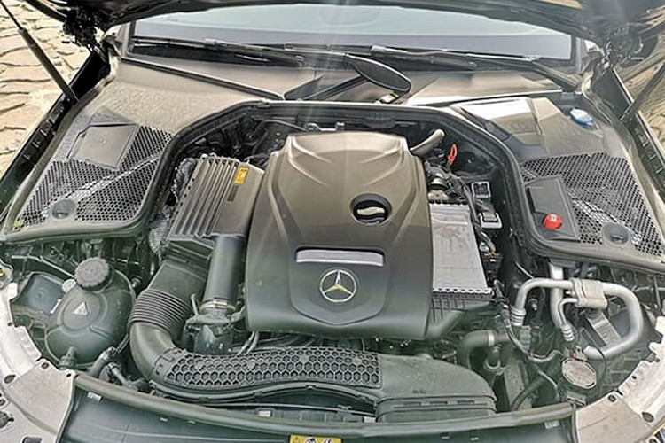 Mercedes-Benz C180 chỉ được lắp đặt động cơ i4 tăng áp dung tích 1.5L giống như C200 trước đây nhưng với hộp số tự động 9 cấp G-Tronic thì người lái có thể trải nghiệm thú vị về thay đổi tốc độ. Xe có khả năng sản sinh công suất tối đa 156 mã lực tại dải tua máy 5.800-6.100 vòng/phút và có mô-men xoắn cực đại đạt 250Nm tại dải vòng tua 1.500-4.000 vòng/phút. Do vậy C180 có sức mạnh không kém gì các đối thủ cùng phân khúc, thậm chi còn mạnh hơn.