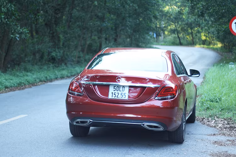 Chìa khoá Mercedes-Benz C180 là loại Keyless-Start hỗ trợ khởi động nút bấm, thế nhưng không phải là loại Keyless-Go nên người lái vẫn sẽ phải bấm chìa nếu muốn mở cửa hoặc mở cốp sau. Điểm cộng của C180 chính là ở khả năng khoá xe gập gương và mở cốp sau tự động thuận tiện cho người dùng. Vì đây là mẫu xe sang có giá rẻ nhất trong gia đình Mercedes-Benz C-Class, chính vì thế có thể thấy rằng nhiều chi tiết, tuỳ chọn, tiện nghi đã được cắt bớt nên người dùng cũng không quá chú ý.