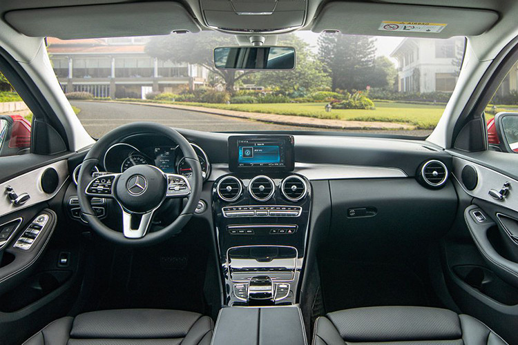 Dù chỉ là phiên bản Mercedes-Benz C-Class tiêu chuẩn, nhưng C180 về tổng thể vẫn khá chỉnh chu khi được trang bị da cao cấp, từng chi tiết nhỏ nhất được chăm chút nhằm đáp ứng nhu cầu từng đối tượng khác hàng từ trẻ đến trung niên. Bề mặt bảng taplo cũng được bọc da cao cấp, nhấn nhá bằng các ốp nhôm mờ. Bảng điều khiển trung tâm tạo hình như một “dòng thác đổ” với chất liệu gỗ piano màu đen bóng.