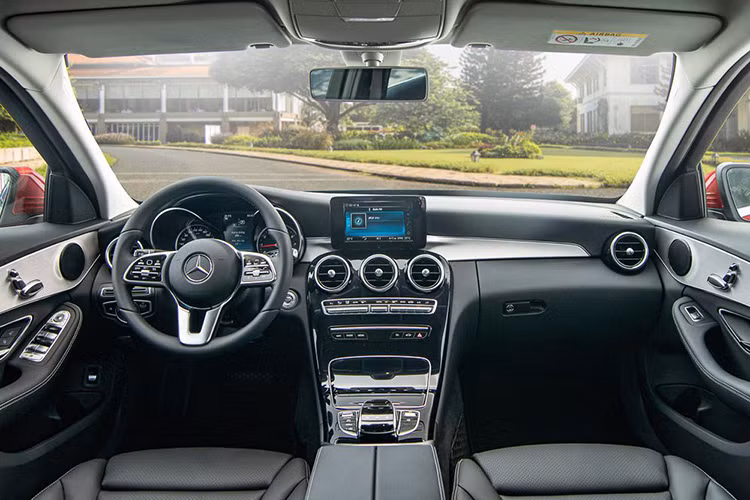 Dù chỉ là phiên bản Mercedes-Benz C-Class tiêu chuẩn, nhưng C180 về tổng thể vẫn khá chỉnh chu khi được trang bị da cao cấp, từng chi tiết nhỏ nhất được chăm chút nhằm đáp ứng nhu cầu từng đối tượng khác hàng từ trẻ đến trung niên. Bề mặt bảng taplo cũng được bọc da cao cấp, nhấn nhá bằng các ốp nhôm mờ. Bảng điều khiển trung tâm tạo hình như một “dòng thác đổ” với chất liệu gỗ piano màu đen bóng.