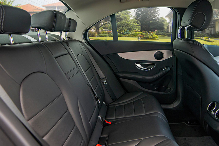 Mặc dù Mercedes-Benz C180 giá rẻ nhất trong phân khúc, nhưng hãng xe sang Đức cũng không cắt quá nhiều trang bị trên xe. Bạn vẫn có hệ hệ thống treo tự thích ứng AGILITY CONTROL, hệ thống hỗ trợ đỗ xe chủ động Active parking assist tích hợp PARKTRONIC, 5 chế độ lái DYNAMIC SELECT. Về tính năng an toàn, C 180 được trang bị 7 túi khí, cảnh báo mất tập trung ATTENTION ASSIST; hệ thống ESP Curve Dynamic Assist giúp ổn định thân xe khi vào cua; phanh tay điều khiển điện với chức năng nhả phanh thông minh; lốp xe run-flat...