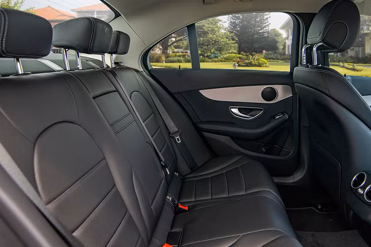 Mặc dù Mercedes-Benz C180 giá rẻ nhất trong phân khúc, nhưng hãng xe sang Đức cũng không cắt quá nhiều trang bị trên xe. Bạn vẫn có hệ hệ thống treo tự thích ứng AGILITY CONTROL, hệ thống hỗ trợ đỗ xe chủ động Active parking assist tích hợp PARKTRONIC, 5 chế độ lái DYNAMIC SELECT. Về tính năng an toàn, C 180 được trang bị 7 túi khí, cảnh báo mất tập trung ATTENTION ASSIST; hệ thống ESP Curve Dynamic Assist giúp ổn định thân xe khi vào cua; phanh tay điều khiển điện với chức năng nhả phanh thông minh; lốp xe run-flat...