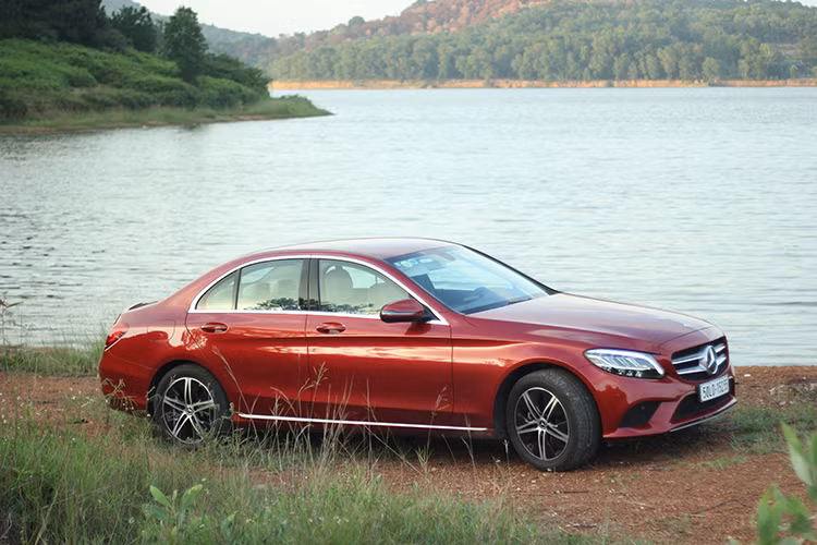 Mặc dù là xe rẻ nhất của Mercedes-Benz nhưng C180 vẫn đem lại cho người tiêu dùng yêu thích của thương hiệu xe Đức những giá trị của một dòng xe sang như: cảm giác lái, động cơ và công nghệ an toàn. Xe sở hữu cảm giác lái tốt từ vô lăng cho đến chân ga, hệ thống an toàn trên xe cũng hoạt động chính xác và đầy đủ. Do vậy với mức giá xe Mercedes-Benz C180 2020 là 1,399 tỷ đồng thì đây được xem là một lựa chọn hợp lý, đặc biệt khi mức phí trước bạ đang giảm 50% cho xe lắp ráp tại việt Nam.