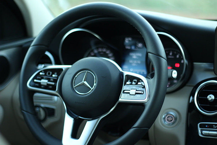 Mercedes-Benz C180 thế hệ mới cũng được trang bị vô-lăng ba chấu bọc da Nappa cao cấp, chỉnh điện 4 hướng và trợ lực điện. Các nút bấm tích hợp các chức năng đàm thoại, âm lượng… được bố trí đối xứng hai bên, cần số và hai lẫy chuyển số thể thao ở phía sau mang đến trải nghiệm phấn khích khi cầm lái hoặc đi đèo dốc liên tục.