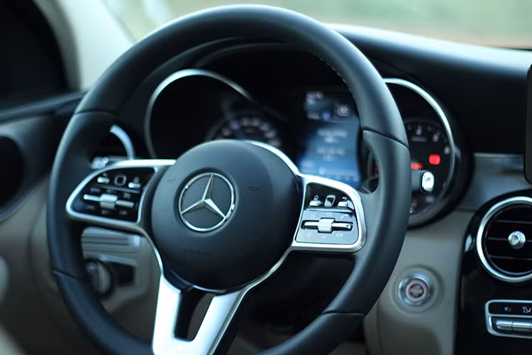 Mercedes-Benz C180 thế hệ mới cũng được trang bị vô-lăng ba chấu bọc da Nappa cao cấp, chỉnh điện 4 hướng và trợ lực điện. Các nút bấm tích hợp các chức năng đàm thoại, âm lượng… được bố trí đối xứng hai bên, cần số và hai lẫy chuyển số thể thao ở phía sau mang đến trải nghiệm phấn khích khi cầm lái hoặc đi đèo dốc liên tục.