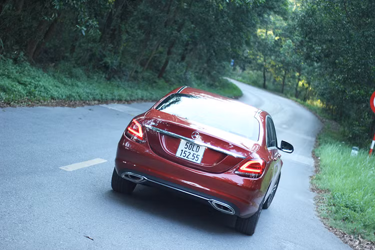 Đuôi xe thu hút ánh nhìn với cụm đèn hậu dạng LED hai tầng hình thoi ôm sát hai bên hông. Bên cạnh đó là những chi tiết mạ chrome như thanh nẹp cửa, cản gầm và ống xả kép tăng thêm vẻ bóng bẩy cho chiếc sedan nước Đức. Những chi tiết còn lại như gương chiếu hậu chỉnh/gập điện tích hợp báo rẽ, đi kèm bộ nhớ vị trí dành cho người lái. Mâm xe cỡ 17-inch, 5 chấu kép 2 tông mang đến hiệu ứng đẹp mắt khi chuyển động.