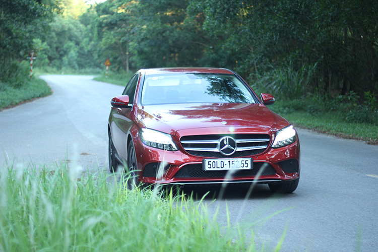 Ra đời nhằm thay thế cho "đàn anh" C200 trước đây, phần đầu của C180 vẫn mang cụm đèn LED toàn phần thiết kế xếp lớp 2 tầng, 4 khoang với các tinh thể liền kề, tạo ra hiệu ứng 3D đẹp mắt. Không cao cấp như LED Multi-Beam với chức năng tự điều chỉnh luồng sáng tránh làm chói mắt xe đối diện, nhưng cụm đèn pha đèn LED của C180 cũng tương đương C200 trước đây và có hiệu suất chiếu sáng cao, mang đến hiệu quả khi lái xe ban đêm. Mặt lưới tản nhiệt là dạng hai thanh ngang với biểu tượng Mercedes-Benz nằm ở trung tâm và trên nắp capo.