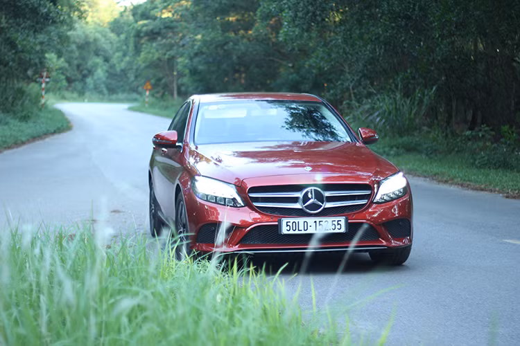 Ra đời nhằm thay thế cho "đàn anh" C200 trước đây, phần đầu của C180 vẫn mang cụm đèn LED toàn phần thiết kế xếp lớp 2 tầng, 4 khoang với các tinh thể liền kề, tạo ra hiệu ứng 3D đẹp mắt. Không cao cấp như LED Multi-Beam với chức năng tự điều chỉnh luồng sáng tránh làm chói mắt xe đối diện, nhưng cụm đèn pha đèn LED của C180 cũng tương đương C200 trước đây và có hiệu suất chiếu sáng cao, mang đến hiệu quả khi lái xe ban đêm. Mặt lưới tản nhiệt là dạng hai thanh ngang với biểu tượng Mercedes-Benz nằm ở trung tâm và trên nắp capo.