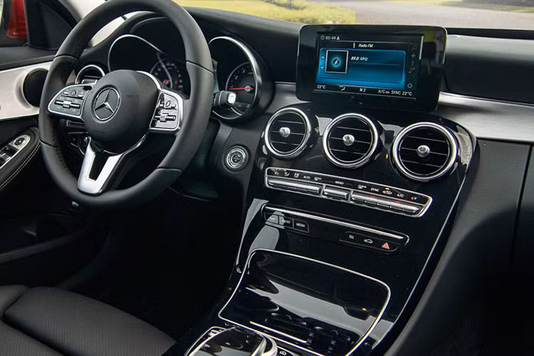 Đặt cao nhất là màn hình giải trí có kích thước 7 ich inch được điều khiển qua touchpad, kết nối Apple Car Play/Android Auto, USB và Bluetooth. Ngay dưới là 3 hốc gió lấy cảm hứng từ động cơ phản lực trên những chiếc chuyên cơ. Các phím chức năng như điều hòa, radio.. đã được lược giản so với thế hệ cũ, bố trí rất gọn gàng và dễ sử dụng. Cụm touchpad điều khiển trên bệ tỳ tay và các phím chức năng cùng Dynamic Select.