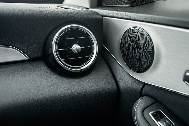 Ở phần ghế ngồi, hàng ghế trước của Mercedes-Benz C180 được thiết kế ôm sát người với tựa lưng và đệm ngồi, chỉnh điện đa hướng, 4 lựa chọn tăng/giảm đệm hơi tuy nhiên không được trang bị tính năng nhớ vị trí ghế ngồi. Hàng ghế sau có thể gập linh hoạt theo tỉ lệ 40:20:40, được trang bị thêm 2 cửa gió, bệ tỳ tay và rèm che cửa.