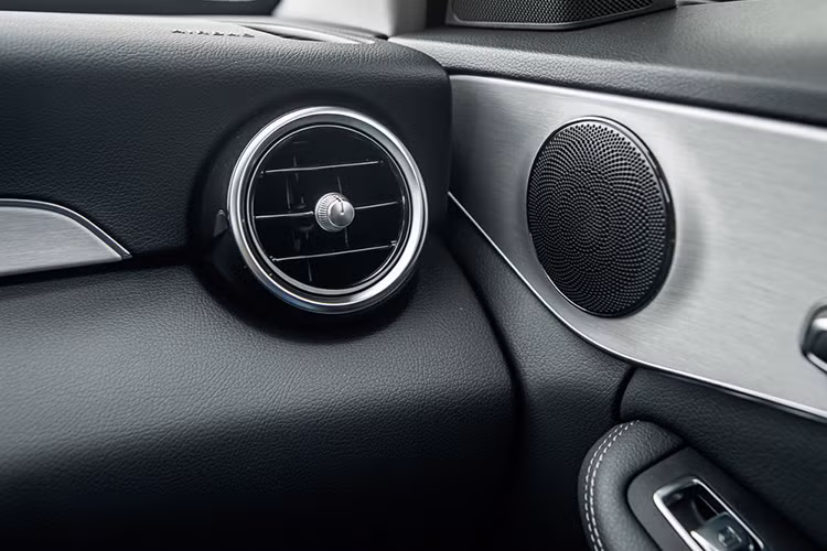 Ở phần ghế ngồi, hàng ghế trước của Mercedes-Benz C180 được thiết kế ôm sát người với tựa lưng và đệm ngồi, chỉnh điện đa hướng, 4 lựa chọn tăng/giảm đệm hơi tuy nhiên không được trang bị tính năng nhớ vị trí ghế ngồi. Hàng ghế sau có thể gập linh hoạt theo tỉ lệ 40:20:40, được trang bị thêm 2 cửa gió, bệ tỳ tay và rèm che cửa.