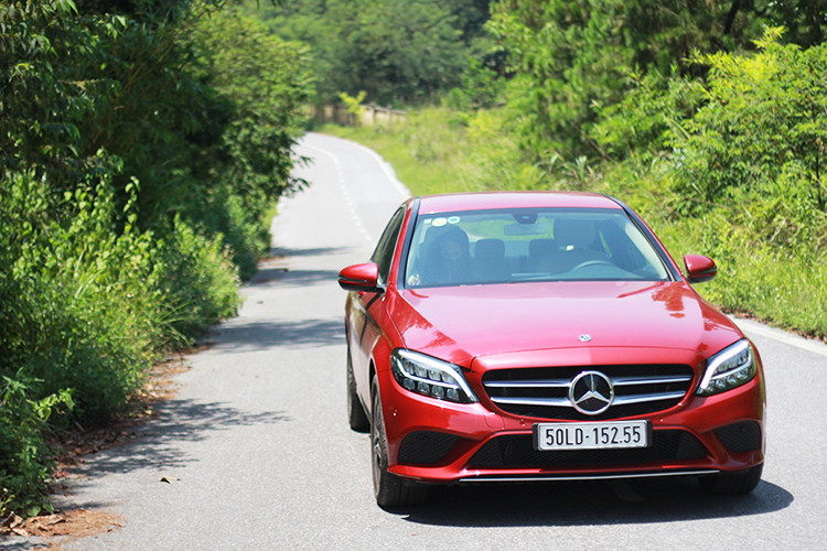 Ngoài ra, C180 sử dụng loại lốp run-flat mà không có lốp phụ thay thế - đây thực sự là điểm người dùng chưa ưng ý với một mẫu xe hạng sang. Với điều kiện đường xá Việt Nam hiện nay, không trang bị lốp dự phòng là một điểm bất tiện với C180. Bởi nếu ta di chuyển trên các cung đường vùng cao nhiều khi hàng 100km không có đơn vị cung cấp lốp đúng chủng loại. Một điều nữa là lốp run-flat cho cảm giác lái chắc chắn nhưng do hơi cứng nên sẽ tạo độ ồn hơi lớn.