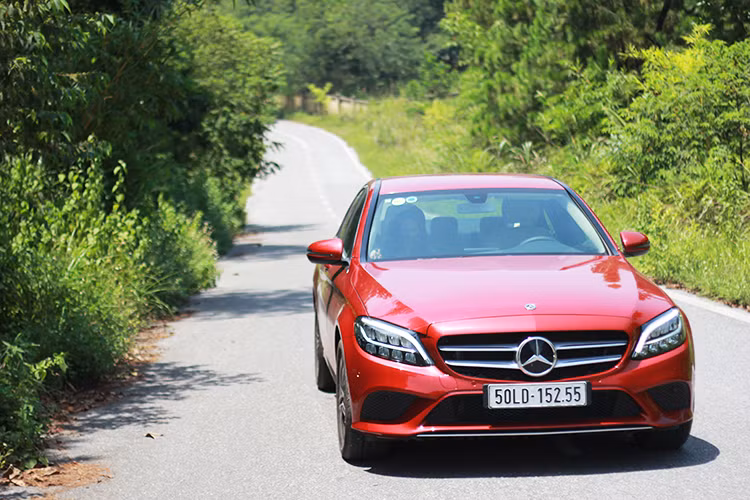 Ngoài ra, C180 sử dụng loại lốp run-flat mà không có lốp phụ thay thế - đây thực sự là điểm người dùng chưa ưng ý với một mẫu xe hạng sang. Với điều kiện đường xá Việt Nam hiện nay, không trang bị lốp dự phòng là một điểm bất tiện với C180. Bởi nếu ta di chuyển trên các cung đường vùng cao nhiều khi hàng 100km không có đơn vị cung cấp lốp đúng chủng loại. Một điều nữa là lốp run-flat cho cảm giác lái chắc chắn nhưng do hơi cứng nên sẽ tạo độ ồn hơi lớn.