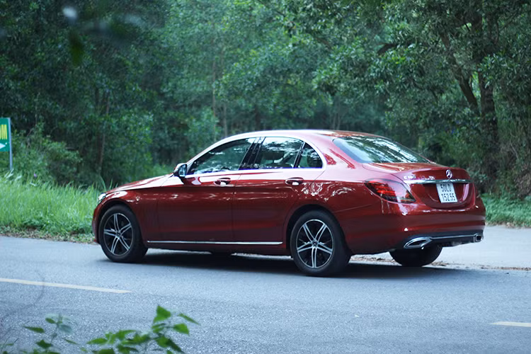 Mẫu xe sang Mercedes-Benz C180 2020 hướng đến những đối tượng khách hàng là người trẻ tuổi thành đạt, còn hầu hết những chiếc sedan cỡ trung bình dân đều tập trung đến khách hàng trung tuổi nhiều hơn. Do đó, mới chỉ nhìn thoáng qua, Mercedes-Benz C 180 mới đã thuyết phục người dùng ngay ở ngoại hình nhờ kích thước Dài x Rộng x Cao lần lượt là 4.686 x 1.810 x 1.442 (mm), chiều dài trục cơ sở xe đến 2.840 mm.