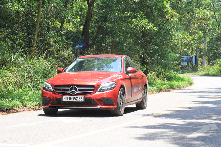 Về cảm giác lái, Mercedes-Benz C180 vẫn giữ nguyên được những gì là cốt lõi nhất của một thương hiệu xe sang của Đức. Trải nghiệm hệ thống vô lăng kết hợp chuyển số trên cần gạt, cũng như hệ thống đèn báo số giúp người lái có cảm giác thuận tiện hơn. Đáng chú ý, với những người mới cầm lái một chiếc xe sang Mercedes-Benz thì đó là một điểm cộng, vì họ thường hay cúi nhìn cấn số trước khi vận hành mà giờ chỉ cần nhìn thẳng.
