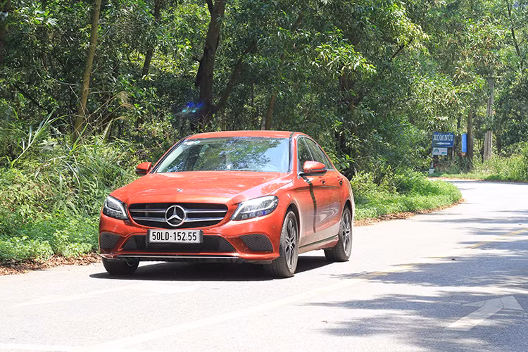 Về cảm giác lái, Mercedes-Benz C180 vẫn giữ nguyên được những gì là cốt lõi nhất của một thương hiệu xe sang của Đức. Trải nghiệm hệ thống vô lăng kết hợp chuyển số trên cần gạt, cũng như hệ thống đèn báo số giúp người lái có cảm giác thuận tiện hơn. Đáng chú ý, với những người mới cầm lái một chiếc xe sang Mercedes-Benz thì đó là một điểm cộng, vì họ thường hay cúi nhìn cấn số trước khi vận hành mà giờ chỉ cần nhìn thẳng.