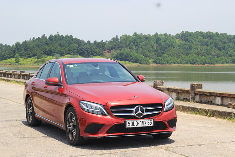 Với khối động cơ 1.5L tăng áp cùng với hộp số tự động 9 cấp G-Tronic được trang bị trên Mercedes-Benz C180 - sự kết hợp này mang lại một cảm giác vận hành êm ái, thoải mái và tiết kiệm trên mọi dải tốc độ. Ngoài ra, để tạo ra cảm giác lái đa dạng và phấn khích cho khách hàng thì Mercedes-Benz C180 vẫn có 5 chế độ lái khác nhau bao gồm Eco, Comfort, Sport, Sport+ và Individual (cho phép người lái tuỳ chỉnh các thông số riêng biệt bao gồm trợ lực lái, động cơ và ESP cũng là một điểm cộng cho mẫu xe này.