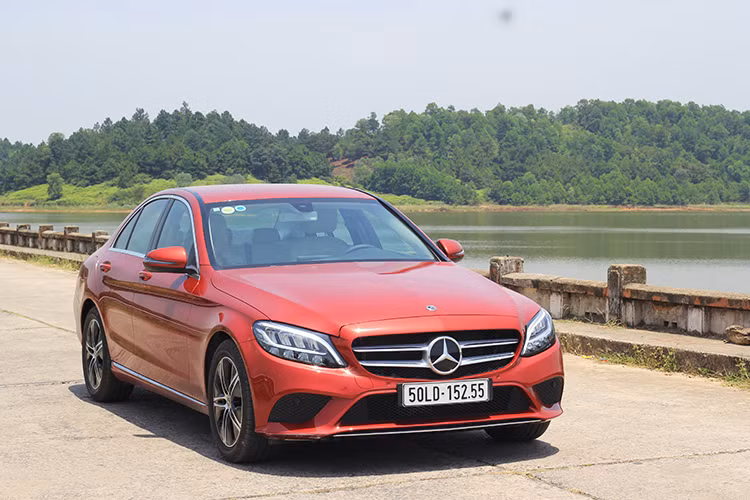 Với khối động cơ 1.5L tăng áp cùng với hộp số tự động 9 cấp G-Tronic được trang bị trên Mercedes-Benz C180 - sự kết hợp này mang lại một cảm giác vận hành êm ái, thoải mái và tiết kiệm trên mọi dải tốc độ. Ngoài ra, để tạo ra cảm giác lái đa dạng và phấn khích cho khách hàng thì Mercedes-Benz C180 vẫn có 5 chế độ lái khác nhau bao gồm Eco, Comfort, Sport, Sport+ và Individual (cho phép người lái tuỳ chỉnh các thông số riêng biệt bao gồm trợ lực lái, động cơ và ESP cũng là một điểm cộng cho mẫu xe này.