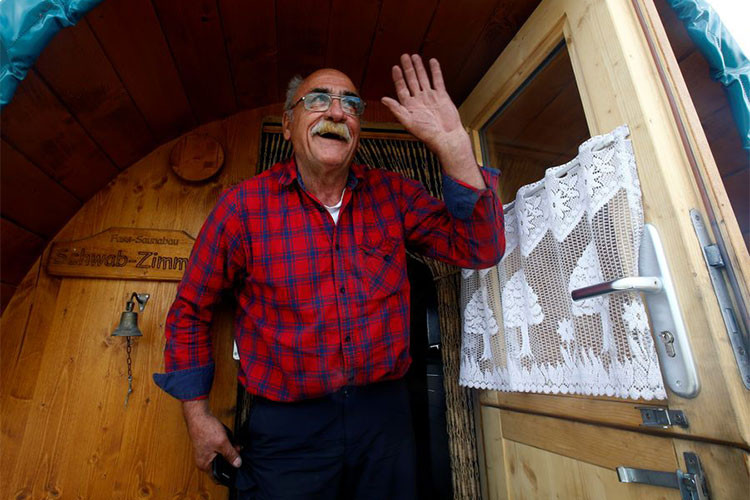 Được biết, với chiếc máy kéo này, ông Hubert Wirth sẽ phải vượt qua quãng đường dài hơn 5.000 km để tới được nước chủ nhà Nga xem World Cup 2018, một công việc không hề đơn giản. Đặc biệt lại là một chiếc máy kéo đời cổ thì còn khó khăn hơn rất nhiều.