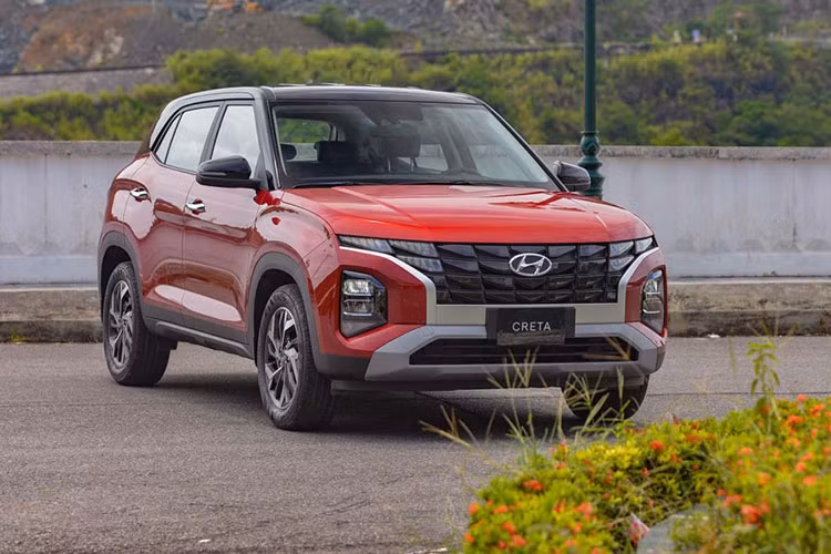 Tân binh đến từ thương hiệu Hàn Quốc Hyundai Creta góp mặt ở vị trí thứ 4 trong bảng xếp hạng với doanh số 1.979 xe được bán ra thị trường, tăng 244 xe so với tháng trước. Cộng dồn từ đầu năm đến nay đã có 8.982 xe được bán ra. Hyundai Creta vừa được Hyundai Thành Công ra mắt vào cuối tháng 3/2022 dưới dạng nhập khẩu từ Indonesia trước khi lắp ráp trong nước.