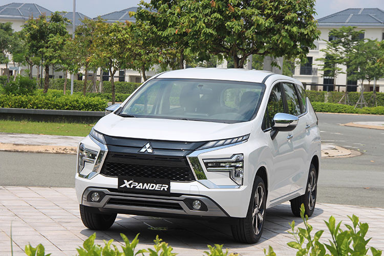 Mitsubishi Xpander không còn giữ được đà tăng trưởng doanh số như trong tháng 9/2022. Lượng tiêu thụ mẫu MPV này trong tháng 10 đạt 1.644 xe, giảm 817 xe so với tháng 9 (2.416 xe). Kết quả này khiến Xpander tụt xuống vị trí thứ 5 trong Top 10 ôtô bán chạy nhất Việt Nam tháng 10/2022. Mitsubishi Xpander 2022 mới được phân phối với 4 phiên bản là MT, AT, AT Premium và Xpander Cross.