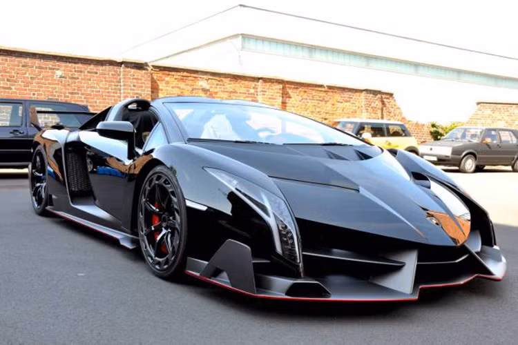 Cuối năm 2013, Lamborghini tung ra thị trường phiên bản siêu xe mui trần Veneno Roadster này. Nó được xem là đàn em của dòng xe Veneno coupe ra mắt trước đó.
