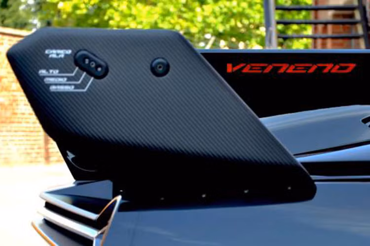 Toàn bộ sức mạnh động cơ được truyền đến cả bốn bánh xe thông qua hệ dẫn động bốn bánh và hộp số ISR. Ngoài ra, hệ thống treo của xe có thể thiết lập 5 chế độ.