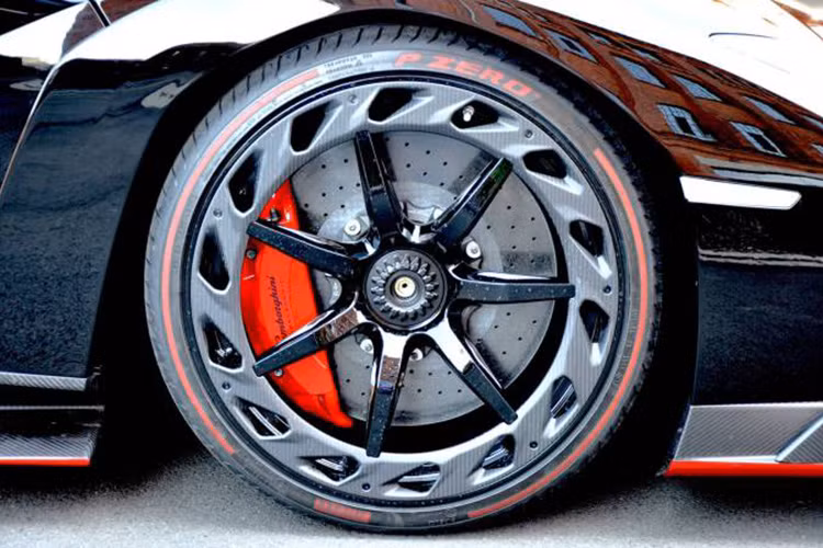 Tất cả các chi tiết khác trên thân xe cũng được làm từ CFRP, do đó mà Lamborghini Veneno Roadster có trọng lượng siêu nhẹ.