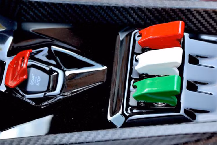 Về kỹ thuật, Lamborghini Roadster là đại diện tiêu biểu về công nghệ hiện đại với khung xe làm từ polymer gia cố sợi carbon CFRP.