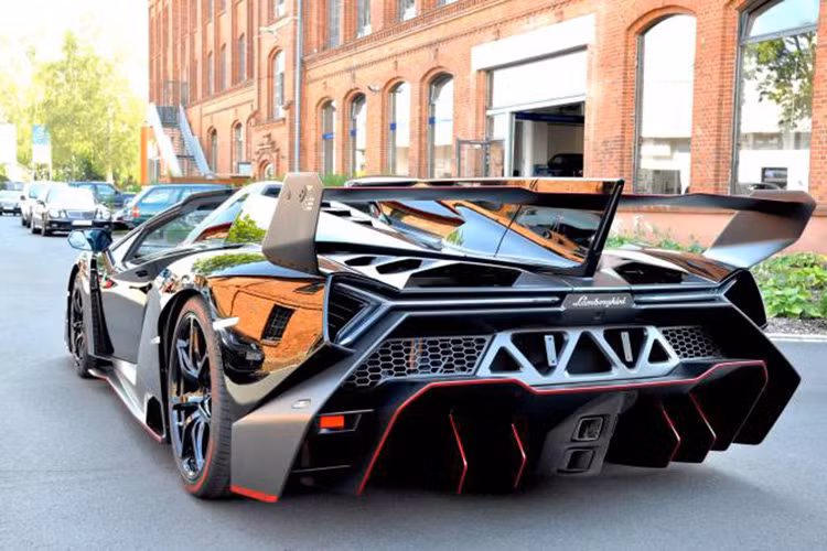 Chính vì lẽ đó, hãng Lamborghini chỉ sản xuất giới hạn đúng 9 chiếc, kèm theo giá bán cao ngất ngưởng - lên tới khoảng 4,5 triệu USD cho mỗi chiếc sản xuất ra. 