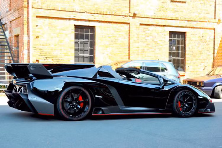 Phiên bản siêu xe mui trần Veneno Roadster này được hãng xe Italy nhắm đến những khách hàng thực sự đam mê xe và điều kiện để sở hữu phải có rất nhiều tiền. 