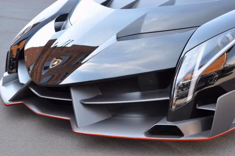 Đầu xe được thiết kế khí động học với hàng loạt các hốc hút gió, bên cạnh đó nó còn được trang bị sợi các bon siêu bền, siêu nhẹ giúp trọng lượng xe thấp hơn.