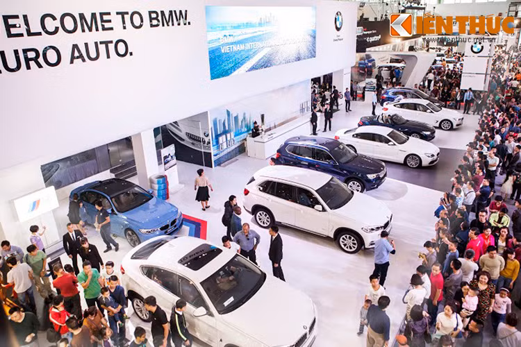 Tại VIMS 2015 tại Hà Nội. Gian hàng BMW ngoài việc góp mặt 8 mẫu xe mới đa dạng phân khúc, hãng xe này cũng đã thông báo và cập nhật mức giá cho từng mẫu xe có mặt tại đây.