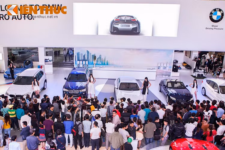 Cũng tại triển lãm VIMS 2015, các khách hàng có thể lái và trải nghiệm các dòng xe BMW ngay tại khuôn viên bên ngoài Triển lãm, với các mẫu xe hấp dẫn như : 116i, 218i, X1 và X3 sử dụng động cơ công nghệ TwinPower Turbo, được mệnh danh là động cơ nhỏ – hiệu suất cao.