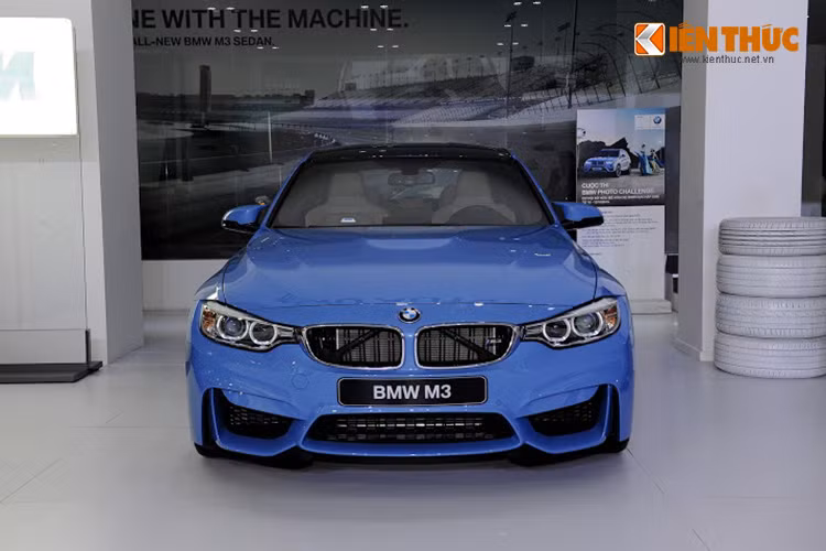 M3 sở hữu ngoại hình hầm hố với thiết kế nan lưới tản nhiệt hình thận kép đặc trưng. Xe hiện đã có mặt tại thị trường Việt Nam với mức giá bán lẻ 1,439 tỷ đồng cho phiên bản 320i và 1,768 tỷ đồng cho phiên bản 330i.