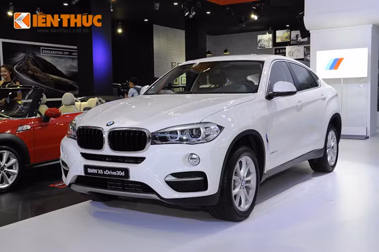 Mẫu thể thao đa dụng 5 chỗ ngồi BMW X6 có 2 tuỳ chọn động cơ xăng và dầu diesel cùng dung tích 3.0 lít. Trong đó, phiên bản động cơ dầu công suất 258 mã lực có mức giá bán lẻ từ 3,389 tỷ đồng, phiên bản động cơ xăng công suất 306 mã lực có mức giá từ 3,638 tỷ đồng.