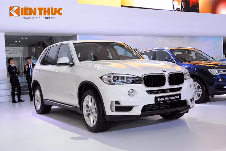 Mẫu xe 7 chỗ BMW X5 hiện đang có mặt tại thị trường Việt Nam với mức giá bán lẻ từ 3,568 tỷ đồng cho phiên bản xDrive30d (diesel), phiên bản động cơ xăng xDrive35i có giá 3,648 tỷ đồng và phiên bản xDrive50i có giá 4,988 tỷ đồng.