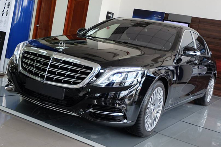 Mẫu xe sang Mercedes-Maybach S600 được giới thiệu lần đầu tiên tại Việt Nam vào năm 2015 đi kèm giá bán 9,669 tỷ đồng. Đến tháng 7/2016, sau khi biểu thuế tiêu thụ đặc biệt mới chính thức được áp dụng, giá bán của Maybach S600 chính hãng tăng mạnh lên mức hơn 14,4 tỷ đồng.