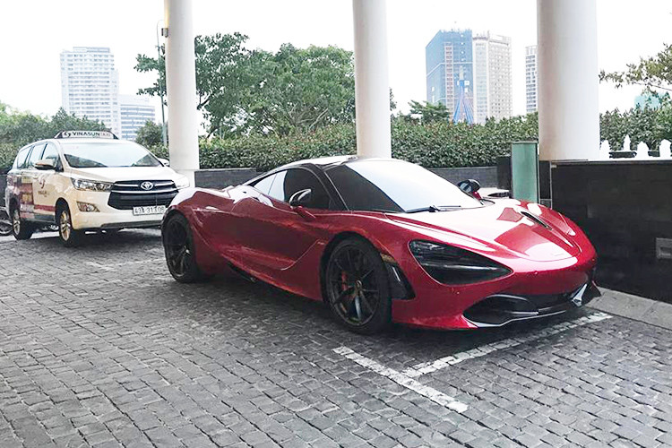 Mức giá siêu xe McLaren 720S tại thị trường nước ngoài là 208.600 Bảng anh (tương đương hoảng 5,8 tỷ đồng). Nếu lăn bánh trên đường phố Việt Nam với biển trắng (đóng đầy đủ thuế), chủ nhân của siêu xe McLaren 720S sẽ bỏ ra số tiền không dưới 18,6 tỷ đồng.