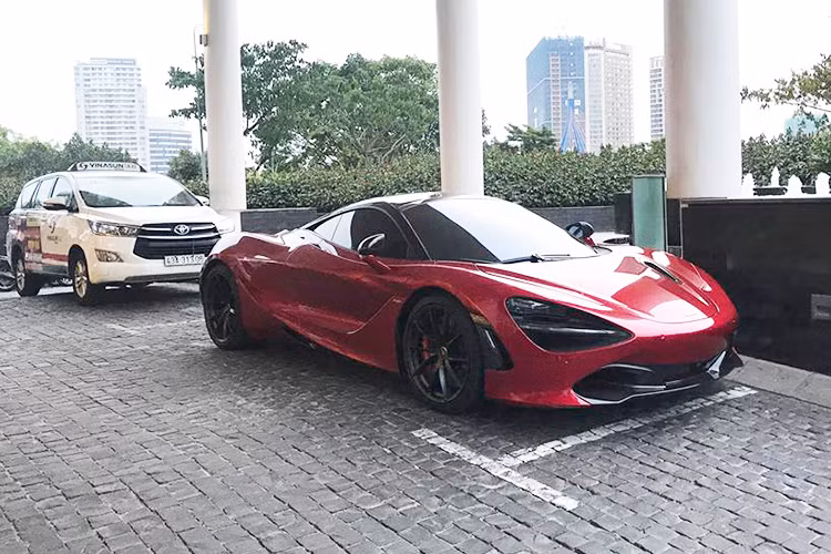 Mức giá siêu xe McLaren 720S tại thị trường nước ngoài là 208.600 Bảng anh (tương đương hoảng 5,8 tỷ đồng). Nếu lăn bánh trên đường phố Việt Nam với biển trắng (đóng đầy đủ thuế), chủ nhân của siêu xe McLaren 720S sẽ bỏ ra số tiền không dưới 18,6 tỷ đồng.
